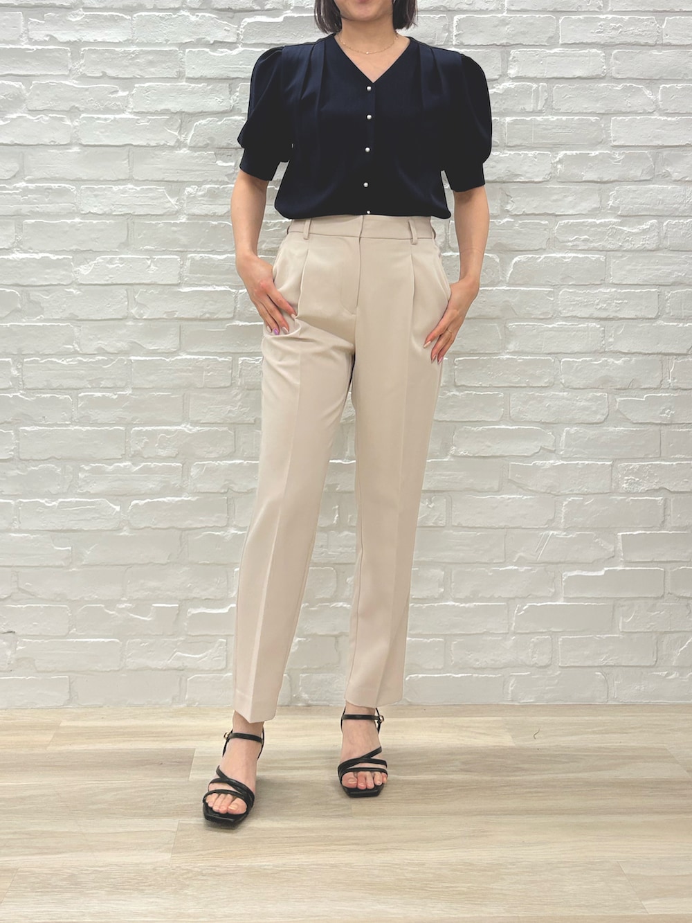 「ミッシュマッシュ、MISCH MASCH、mischmasch、低身長、高身長、150cm台コーデ、パンツスタイル、テーパードパンツ、オフィスカジュアル、春コーデ、夏コーデ」｜「MISCH MASCHのZOZO限定 2025春夏新作 パール釦パフスリーブブラウス（シャツ/ブラウス、ブルー系）」を使った、MISCHMASCH ECさん（レディース・156cm）の春コーディネートの2枚目の写真