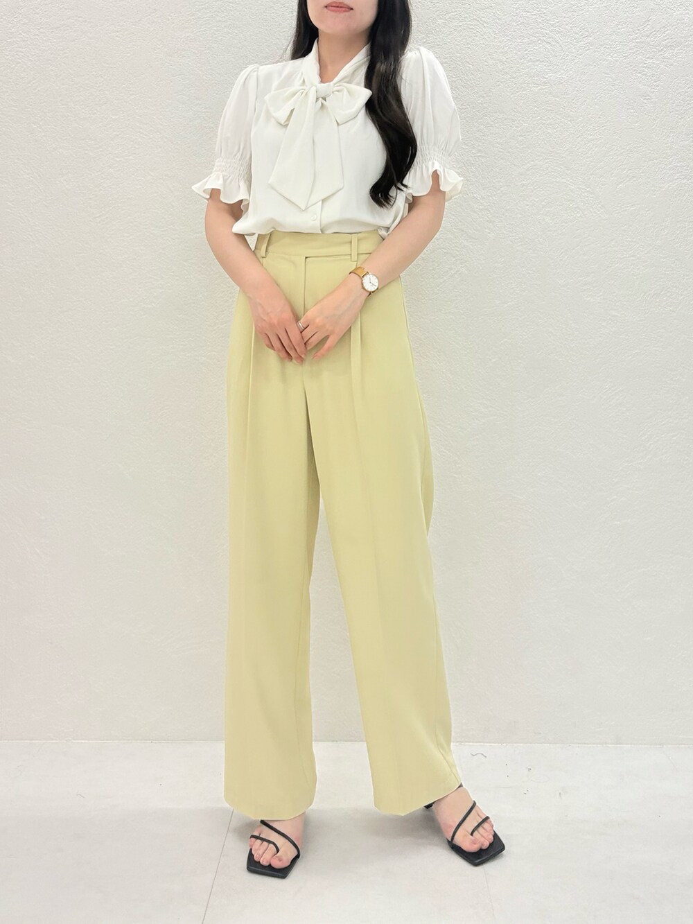 「ミッシュマッシュ、MISCH MASCH、mischmasch、キレイめ、フェミニン、パンツスタイル、高身長、高身長コーデ、高身長女子、160cm台コーデ、167センチコーデ、オフィスカジュアル、デートコーデ、女子会、お出かけコーデ」｜「MISCH MASCHのZOZO限定 2025春夏新作 サイドボタンタックワイドパンツ（その他パンツ、イエロー系）」を使った、MISCHMASCH ECさん（レディース・167cm）の春コーディネートの3枚目の写真