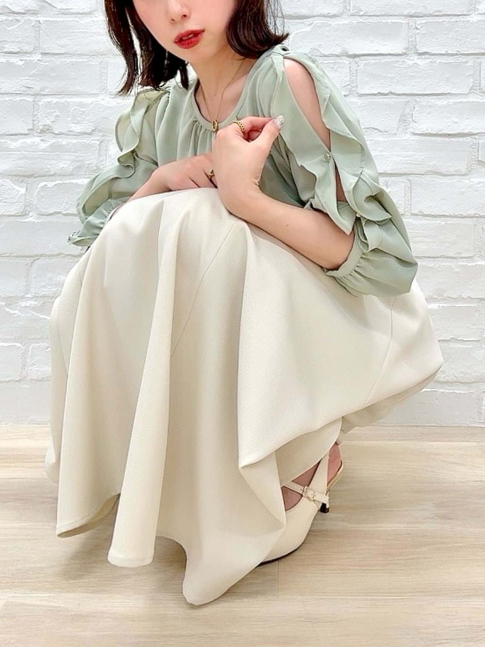 「MISCH MASCH、mischmasch、ミッシュマッシュ、骨格ストレート、低身長、着回しコーデ、フェミニン、キレイめ、春コーデ、春、春カラー、オフィスカジュアル、お出かけコーデ、デートコーデ」｜「MISCH MASCHの2025春夏新作 ラッフルフリル袖開きブラウス（シャツ/ブラウス、グリーン系）」を使った、MISCHMASCH ECさん（レディース・150cm）の春コーディネートの4枚目の写真