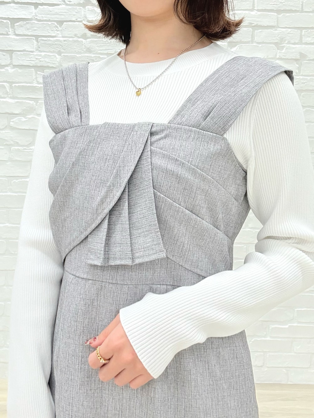 「MISCH MASCH、mischmasch、ミッシュマッシュ、春服コーデ、キレイめ、着回しコーデ、大人かわいい、オトナ女子、ワンピーススタイル、フェミニン、きれいめカジュアル、ドッキングワンピ、低身長コーデ」｜「MISCH MASCHの2025春夏新作 リボン風ジャンスカニットドッキングワンピ（ワンピース、ホワイト系）」を使った、MISCHMASCH ECさん（レディース・150cm）の冬コーディネートの3枚目の写真