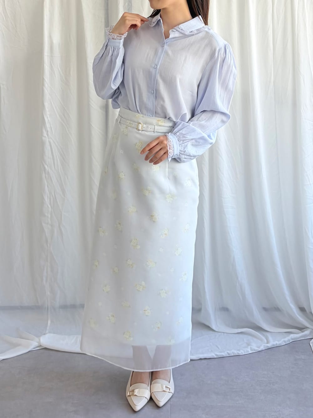 ブルー系のシャツ/ブラウス、ブルー系のスカートを着用したレディースの春コーディネートの5枚目の写真