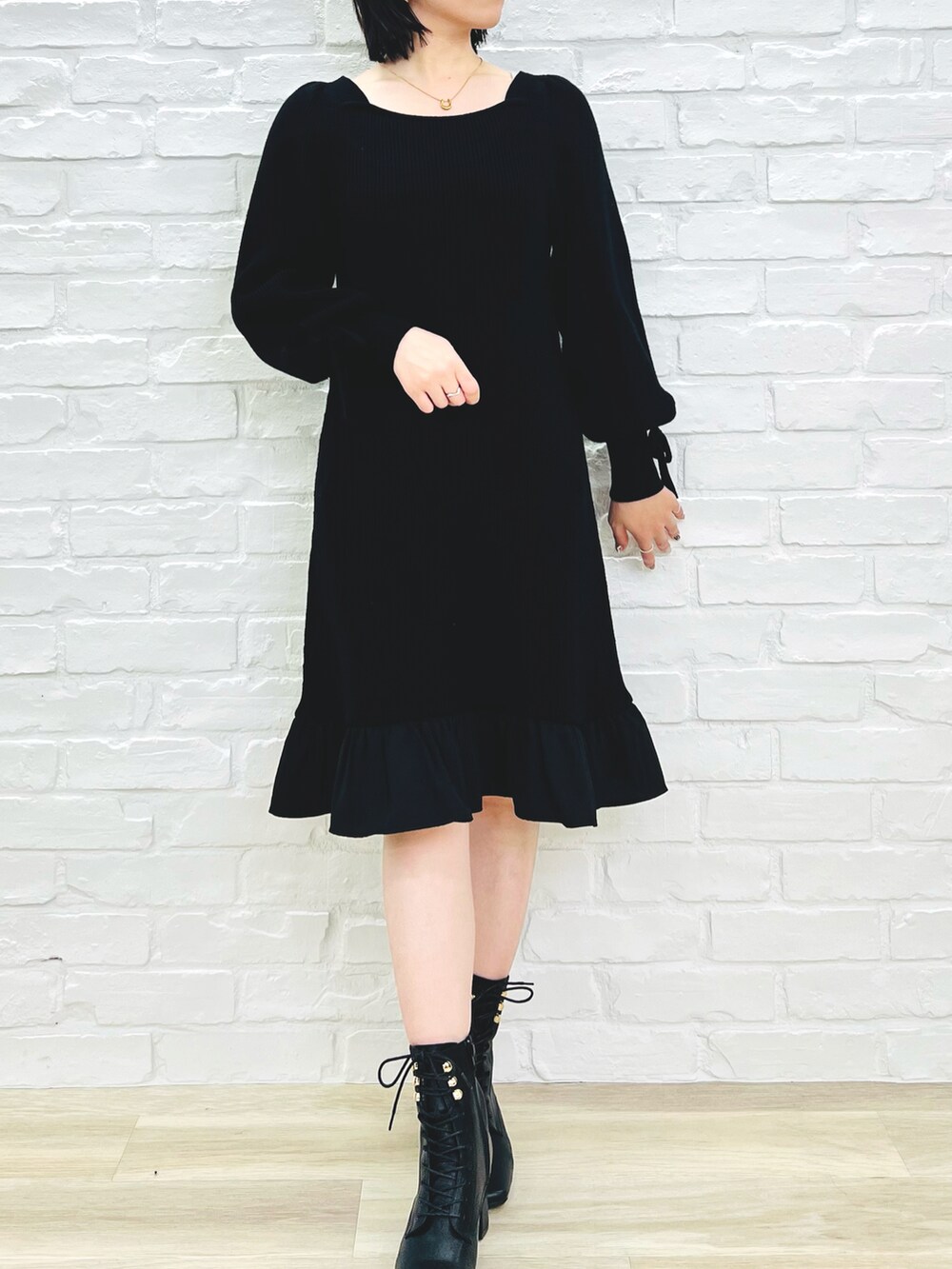 「ミッシュマッシュ、MISCH MASCH、mischmasch、キレイめ、フェミニン、オトナカワイイ、ワンピース、ブラック、ブラックコーデ、オトナ女子、ootd、冬のコーデ、レディースファッション、フリル、ニットワンピース」|「MISCH MASCHの■2024秋冬新作■裾フリルミニニットワンピース/MM447417(ワンピース、ブラック系)」を使った、MISCHMASCH ECさん(レディース・150cm)の冬コーディネートの2枚目の写真