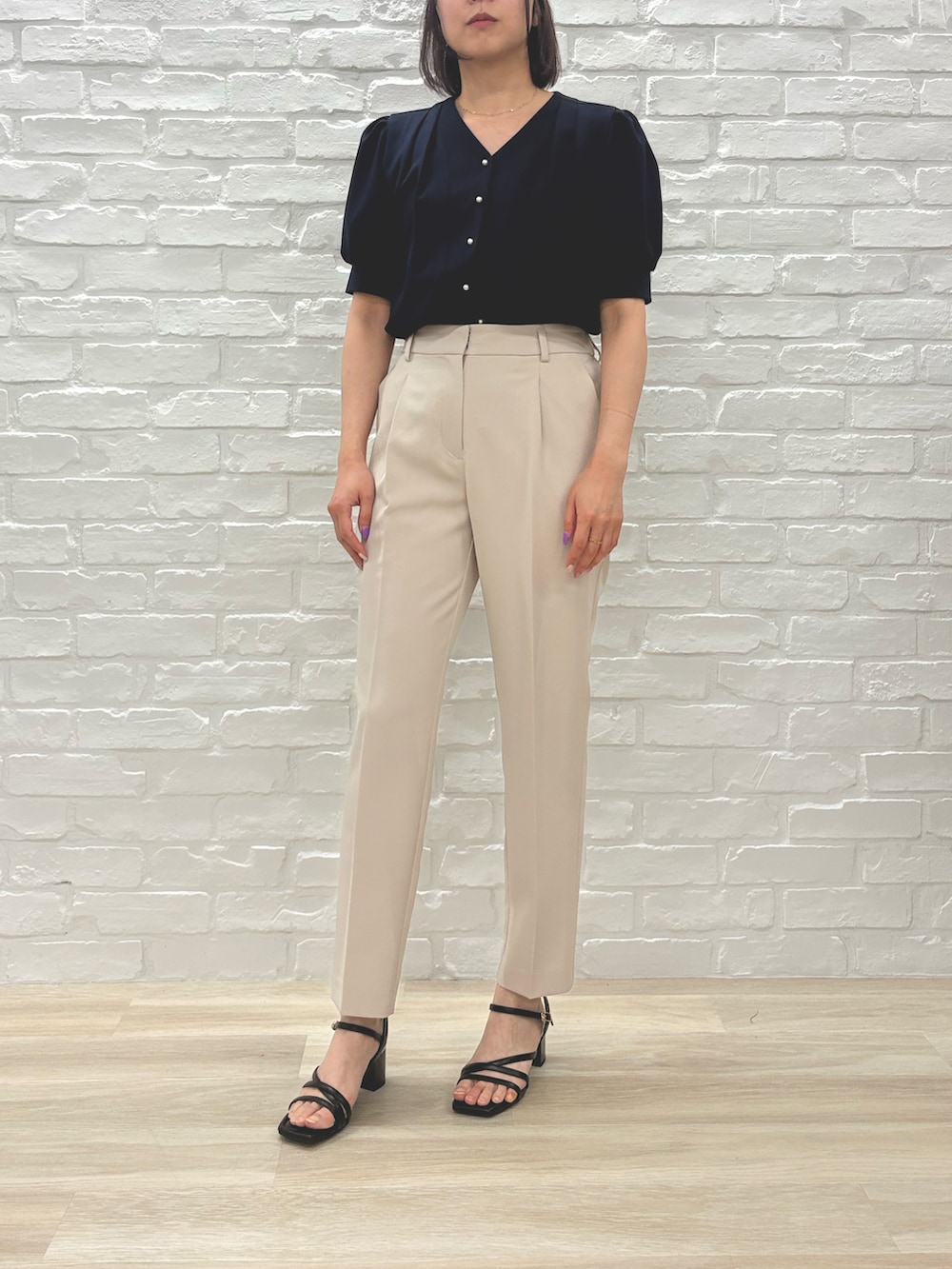 「ミッシュマッシュ、MISCH MASCH、mischmasch、低身長、高身長、150cm台コーデ、パンツスタイル、テーパードパンツ、オフィスカジュアル、春コーデ、夏コーデ」｜「MISCH MASCHのZOZO限定 2025春夏新作 パール釦パフスリーブブラウス（シャツ/ブラウス、ブルー系）」を使った、MISCHMASCH ECさん（レディース・156cm）の春コーディネートの3枚目の写真