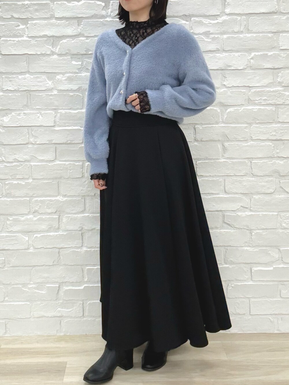 「ミッシュマッシュ、MISCH MASCH、mischmasch、シャギーカーディガン、オトナカワイイ、おでかけコーデ、シンプルコーデ、きれいめコーデ、大人かわいい、フェミニン、キレイめ、デートコーデ、着回しコーデ、フレアスカート」｜「MISCH MASCHの【新色追加】シャギービジューカーディガン/MM338401（カーディガン/ボレロ、ブルー系）」を使った、MISCHMASCH ECさん（レディース・150cm）の冬コーディネートの3枚目の写真