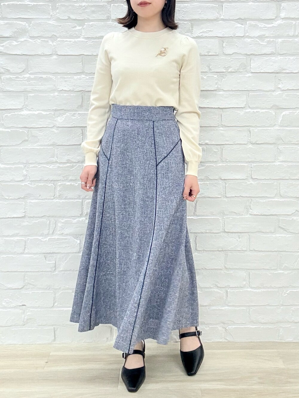 「MISCH MASCH、mischmasch、ミッシュマッシュ、キレイめ、フェミニン、オフィスカジュアル、休日スタイル、デートコーデ、女子会、春コーデ、春、春カラー、春ニット、オトナカワイイ」|「MISCH MASCHの2025春夏新作 ブローチ付きラメバリエーションニット(ニット/セーター、イエロー系)」を使った、MISCHMASCH ECさん(レディース・150cm)の春コーディネートの2枚目の写真