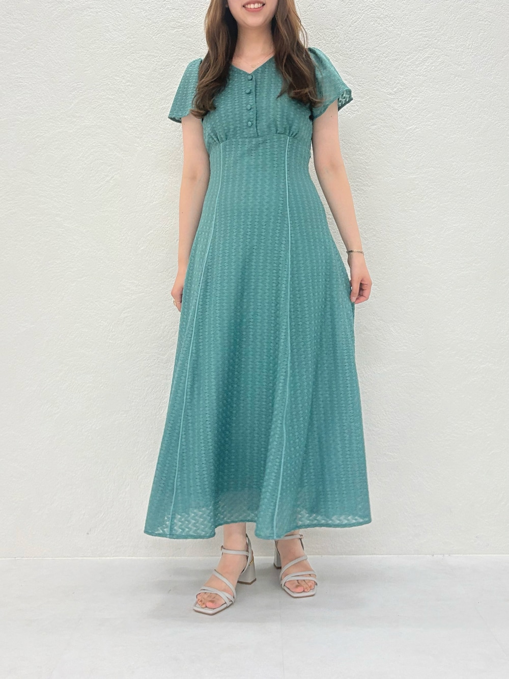 「MISCH MASCH、mischmasch、ミッシュマッシュ、低身長、高身長、150cm台コーデ、ワンピース、キレイめ、フェミニン、157cm、夏コーデ、夏」｜「MISCH MASCHの2025春夏新作 バルファス風レースワンピース（ワンピース、グリーン系）」を使った、MISCHMASCH ECさん（レディース・157cm）の夏コーディネートの2枚目の写真