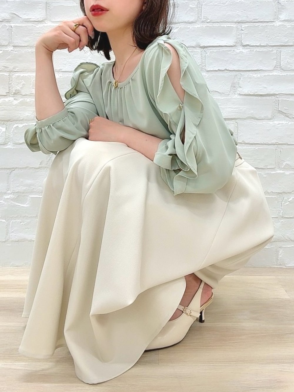 「MISCH MASCH、mischmasch、ミッシュマッシュ、骨格ストレート、低身長、着回しコーデ、フェミニン、キレイめ、春コーデ、春、春カラー、オフィスカジュアル、お出かけコーデ、デートコーデ」｜「MISCH MASCHの2025春夏新作 ラッフルフリル袖開きブラウス（シャツ/ブラウス、グリーン系）」を使った、MISCHMASCH ECさん（レディース・150cm）の春コーディネートの2枚目の写真