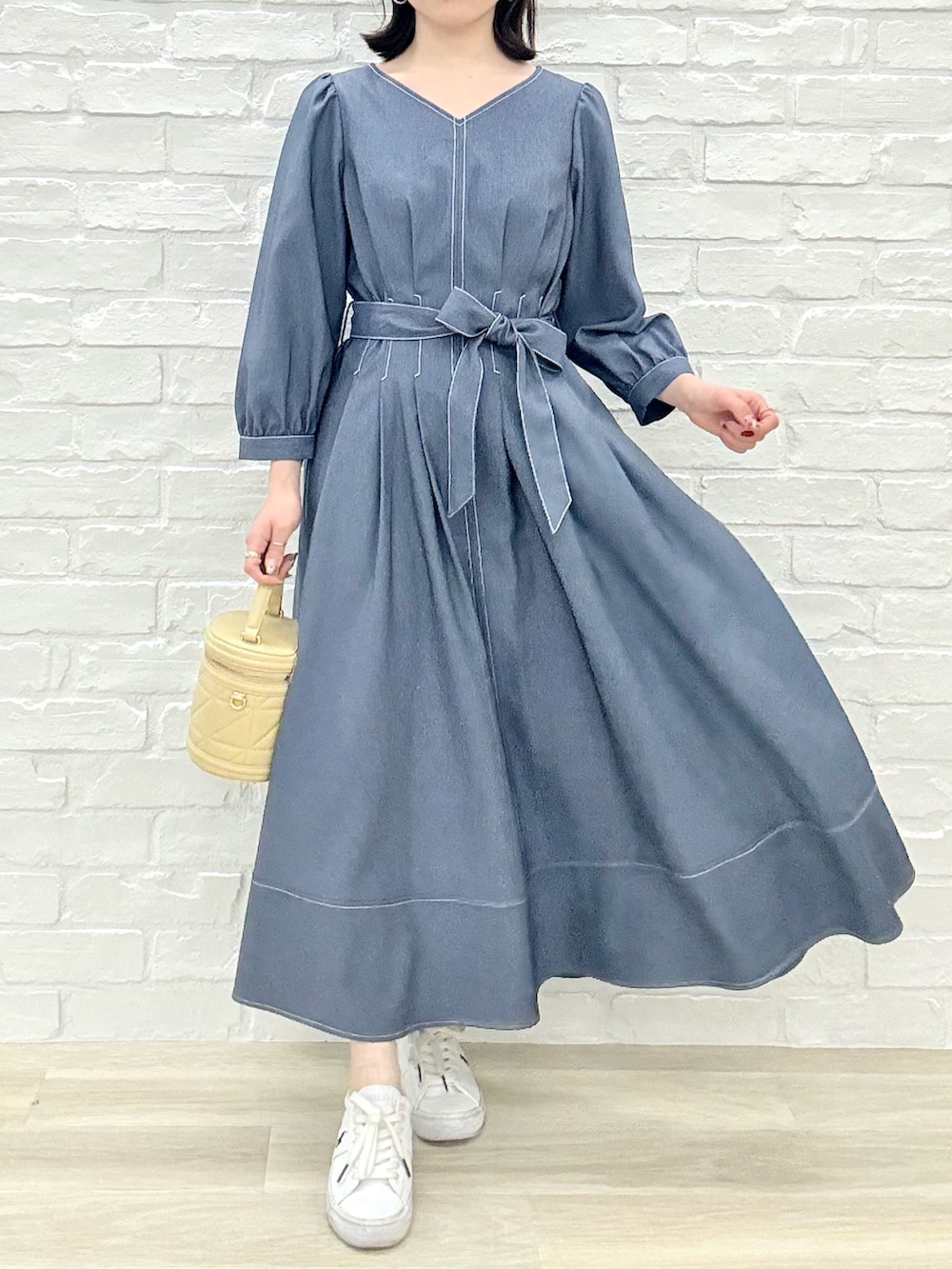 「MISCH MASCH、mischmasch、ミッシュマッシュ、おでかけコーデ、休日スタイル、キレイめカジュアル、春、キレイめ、フェミニン、デニム、春服、ワンピーススタイル、低身長コーデ、骨格ストレート、着回しコーデ」｜「MISCH MASCHの2025春夏新作 ポリデニムワンピース（ワンピース、ブルー系）」を使った、MISCHMASCH ECさん（レディース・150cm）の春コーディネートの2枚目の写真