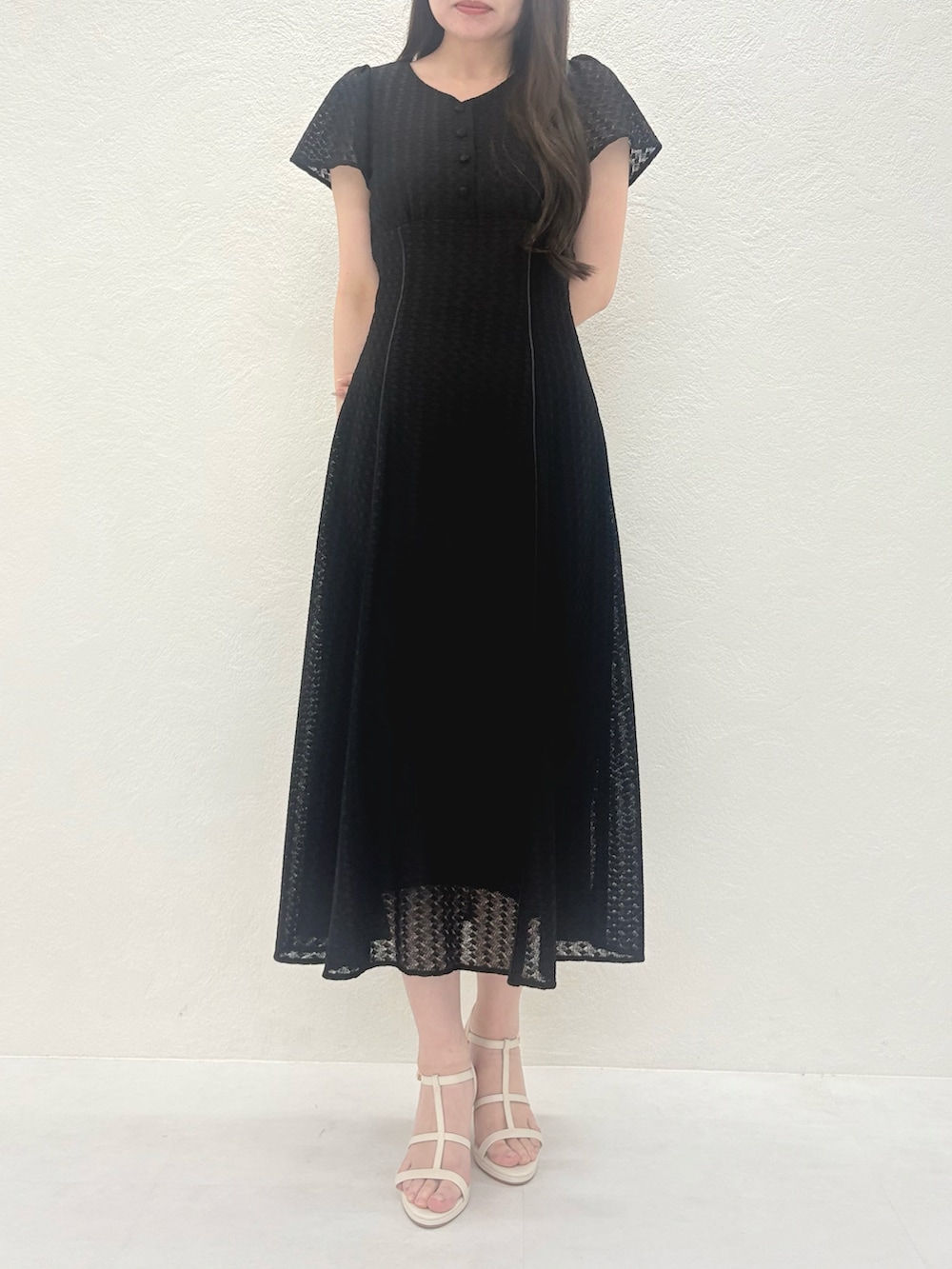 「MISCH MASCH、mischmasch、ミッシュマッシュ、高身長、高身長女子、高身長コーデ、160cm台コーデ、167センチコーデ、ワンピース、キレイめ、フェミニン、夏コーデ、夏」｜「MISCH MASCHの2025春夏新作 バルファス風レースワンピース（ワンピース、ブラック系）」を使った、MISCHMASCH ECさん（レディース・167cm）の夏コーディネートの3枚目の写真