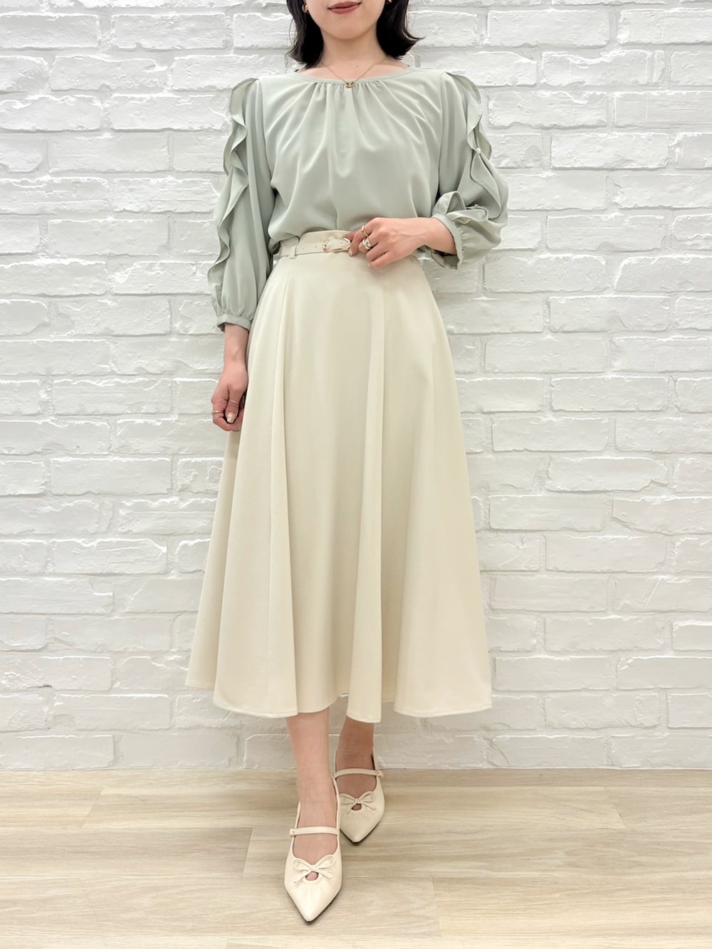 「MISCH MASCH、mischmasch、ミッシュマッシュ、骨格ストレート、低身長、着回しコーデ、フェミニン、キレイめ、春コーデ、春、春カラー、オフィスカジュアル、お出かけコーデ、デートコーデ」｜「MISCH MASCHの2025春夏新作 ラッフルフリル袖開きブラウス（シャツ/ブラウス、グリーン系）」を使った、MISCHMASCH ECさん（レディース・150cm）の春コーディネートの3枚目の写真