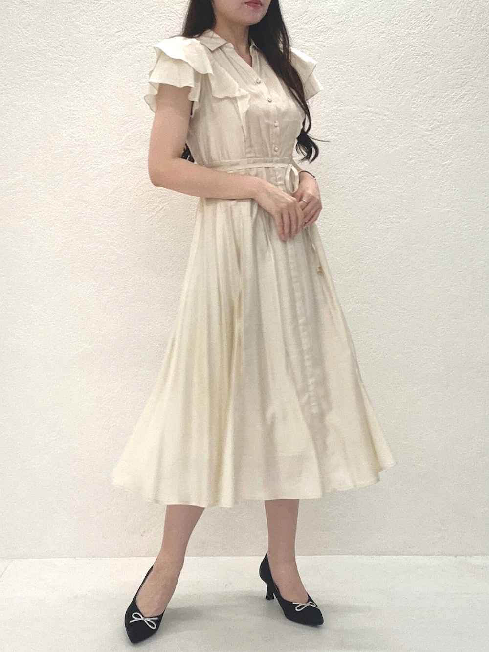 「MISCH MASCH、misch masch、ミッシュマッシュ、高身長、高身長コーデ、ワンピース、160cm台コーデ、167センチコーデ、キレイめ、フェミニン、夏、夏コーデ」｜「MISCH MASCHの2025春夏新作 ダブルフリルシャツワンピース（ワンピース、ベージュ系）」を使った、MISCHMASCH ECさん（レディース・167cm）の夏コーディネートの3枚目の写真