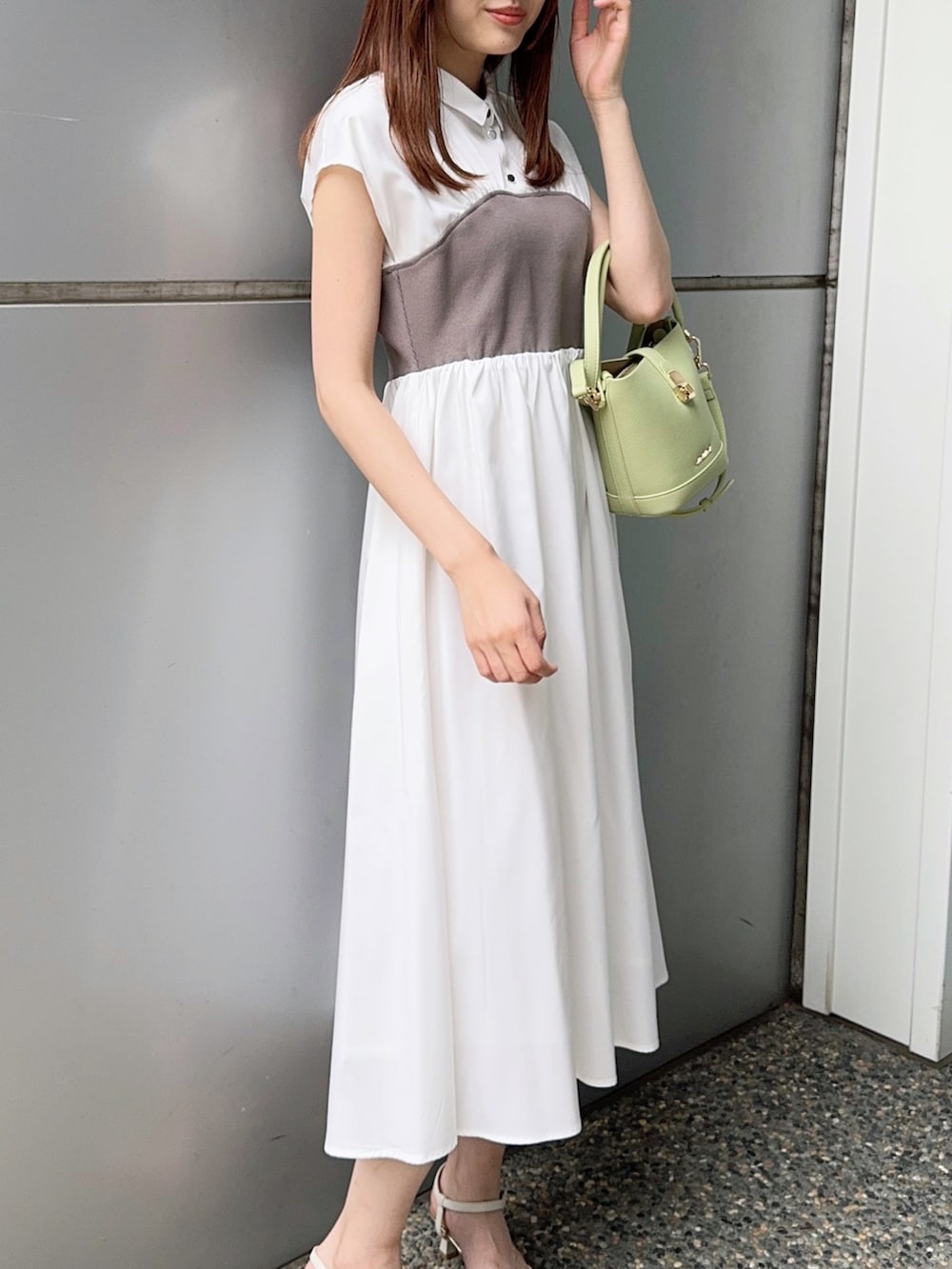 ブラウン系のワンピース、グリーン系のショルダーバッグを着用したレディースの夏コーディネートの2枚目の写真