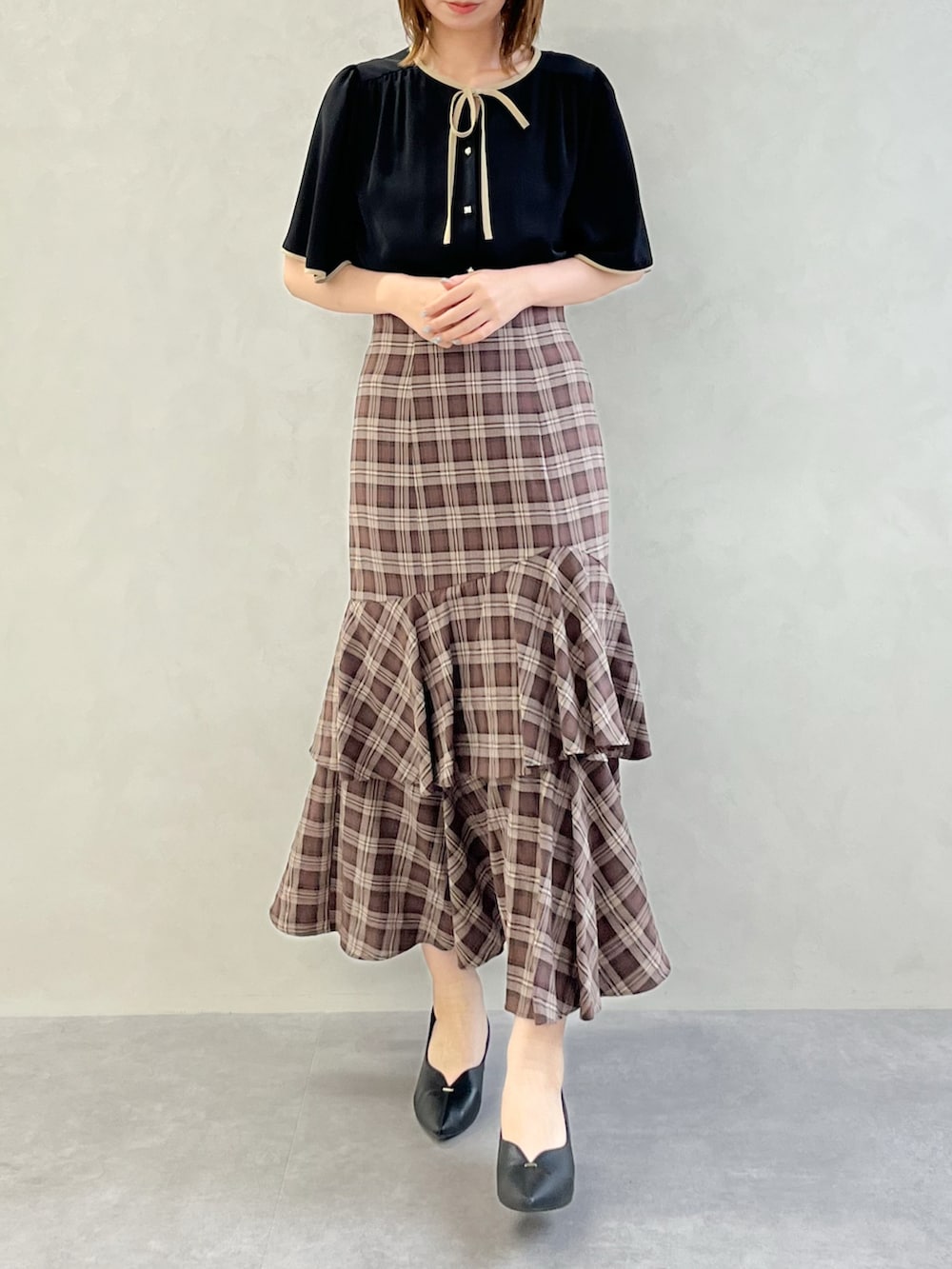 「ミッシュマッシュ、MISCH MASCH、mischmasch、リボン、チェック、クラシカル、レトロ、夏コーデ、フェミニン、大人かわいい、キレイめ、デートコーデ、旅行コーデ、ブラウス、スカート」｜「MISCH MASCHの■2024秋冬新作■配色フレアスリーブブラウス/MM438104（シャツ/ブラウス、ブラック系）」を使った、MISCHMASCH ECさん（レディース・157cm）の夏コーディネートの2枚目の写真