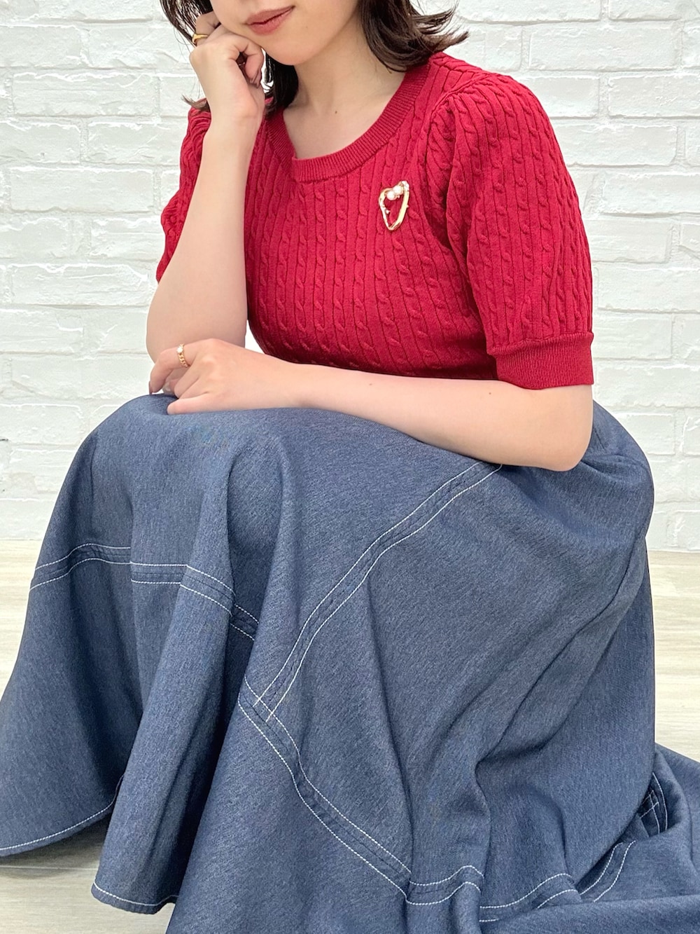 「初夏コーデ、夏コーデ、春コーデ、デニムコーデ、着回しコーデ、低身長コーデ、キレイめカジュアル、オトナカワイイ、フェミニン、キレイめ、outfit、骨格ストレート、半袖ニット」｜「MISCH MASCHの2025春夏新作 ブローチ付きケーブルニット（ニット/セーター、レッド系）」を使った、MISCHMASCH ECさん（レディース・150cm）の春コーディネートの2枚目の写真