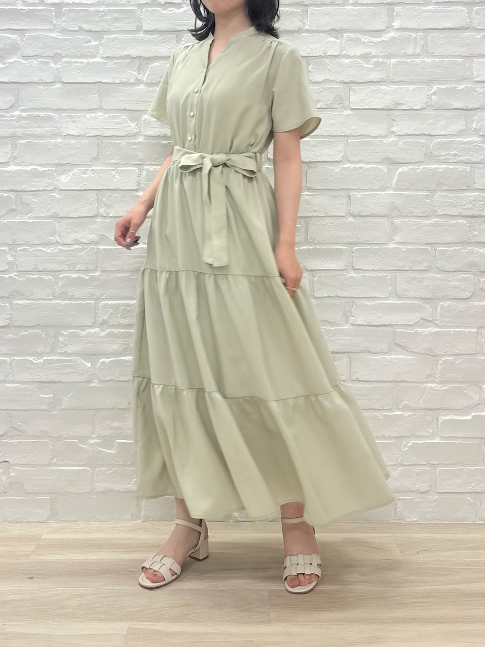 「ミッシュマッシュ、MISCH MASCH、mischmasch、低身長、低身長コーデ、150cm、150cm台コーデ、フェミニン、キレイめ、ティアード、ワンピース、春コーデ、夏コーデ、オフィスカジュアル、デートコーデ」｜「MISCH MASCHのZOZO限定 2025春夏新作 ティアードワンピース（ワンピース、グリーン系）」を使った、MISCHMASCH ECさん（レディース・150cm）の春コーディネートの2枚目の写真