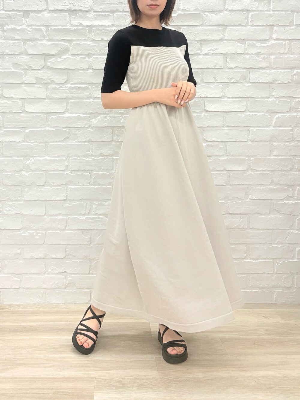 「ミッシュマッシュ、MISCH MASCH、mischmasch、キレイめ、フェミニン、ワンピース、低身長、高身長、157cm」｜「MISCH MASCHのZOZO限定 2025春夏新作 配色ニットワンピース（ワンピース、グレー系）」を使った、MISCHMASCH ECさん（レディース・158cm）の春コーディネートの2枚目の写真
