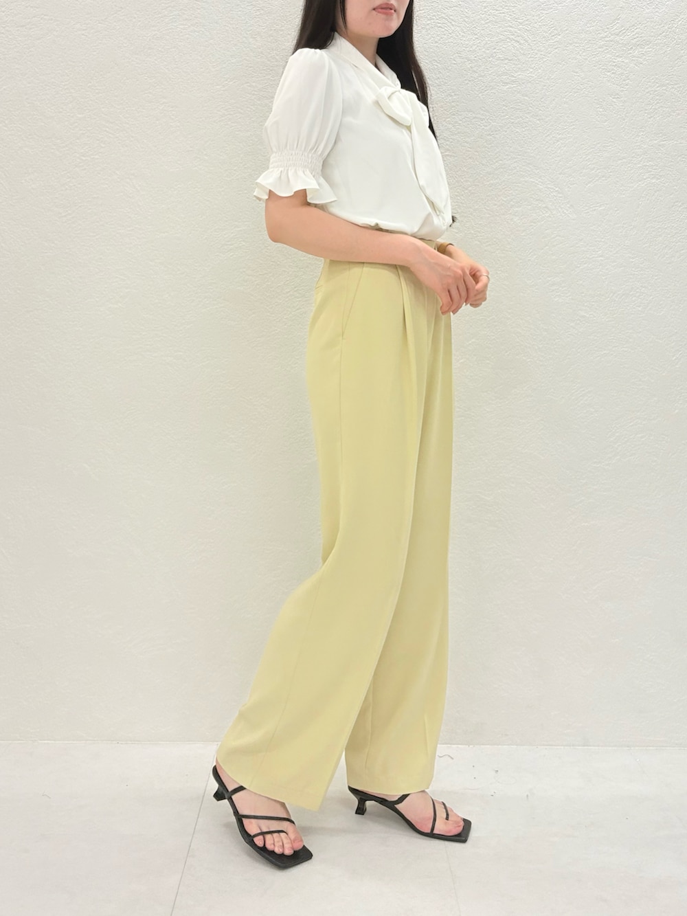 「ミッシュマッシュ、MISCH MASCH、mischmasch、キレイめ、フェミニン、パンツスタイル、高身長、高身長コーデ、高身長女子、160cm台コーデ、167センチコーデ、オフィスカジュアル、デートコーデ、女子会、お出かけコーデ」｜「MISCH MASCHのZOZO限定 2025春夏新作 サイドボタンタックワイドパンツ（その他パンツ、イエロー系）」を使った、MISCHMASCH ECさん（レディース・167cm）の春コーディネートの2枚目の写真