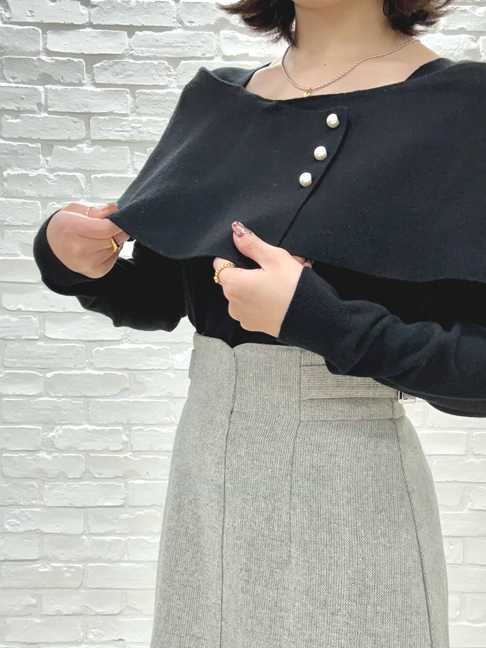 「ミッシュマッシュ、MISCH MASCH、mischmasch、着回しコーデ、春服コーデ、春ニット、オフィスカジュアル、低身長女子、キレイめコーデ、フェミニン、ニットコーデ、スカート、大人カジュアル、大人女子」|「MISCH MASCHの2025春夏新作 アシメケープパールニット(ニット/セーター、ブラック系)」を使った、MISCHMASCH ECさん(レディース・150cm)の冬コーディネートの2枚目の写真