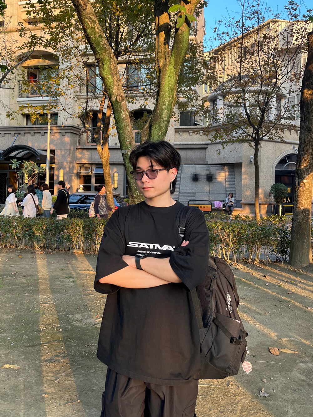 ブラック系のTシャツ/カットソーを着用したメンズの春コーディネートの2枚目の写真