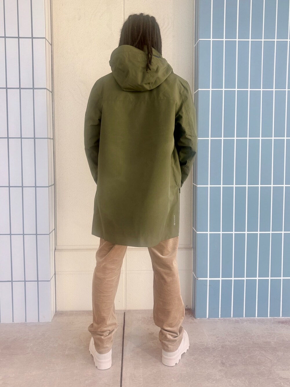 グリーン系のマウンテンパーカー、ホワイト系のその他トップス、ホワイト系のTシャツ/カットソーを着用したメンズの秋コーディネートの4枚目の写真