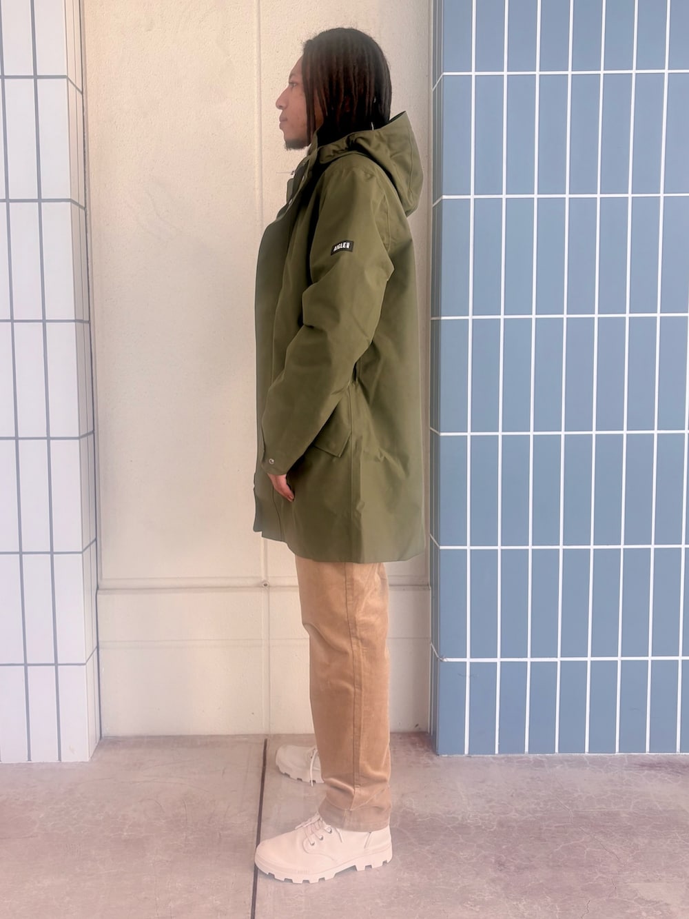 グリーン系のマウンテンパーカー、ホワイト系のその他トップス、ホワイト系のTシャツ/カットソーを着用したメンズの秋コーディネートの3枚目の写真