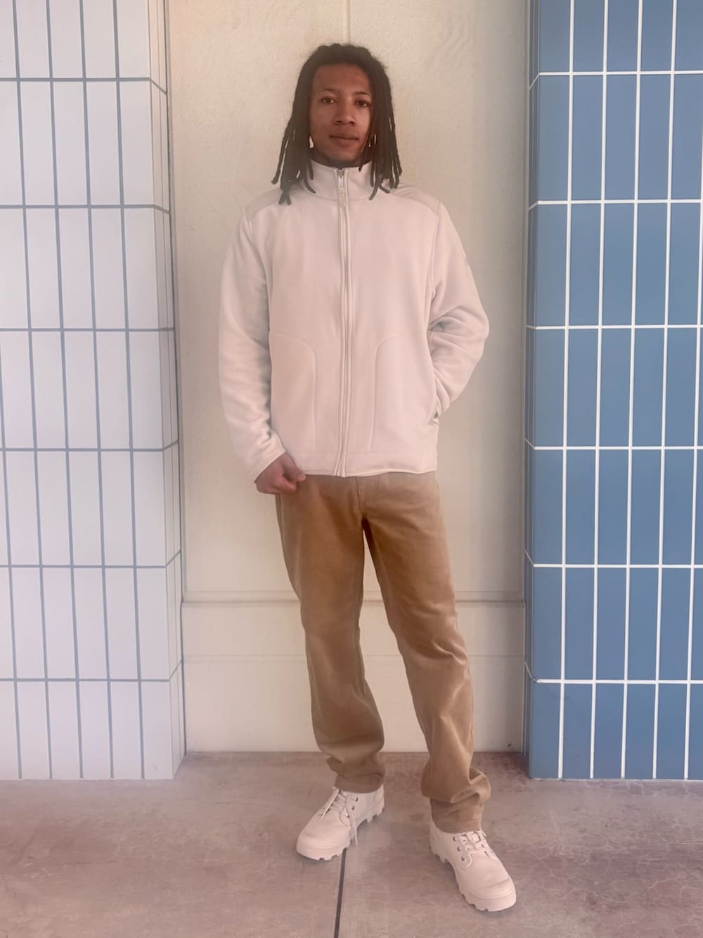 グリーン系のマウンテンパーカー、ホワイト系のその他トップス、ホワイト系のTシャツ/カットソーを着用したメンズの秋コーディネートの8枚目の写真