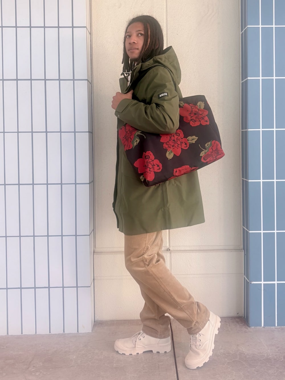 グリーン系のマウンテンパーカー、ホワイト系のその他トップス、ホワイト系のTシャツ/カットソーを着用したメンズの秋コーディネートの2枚目の写真