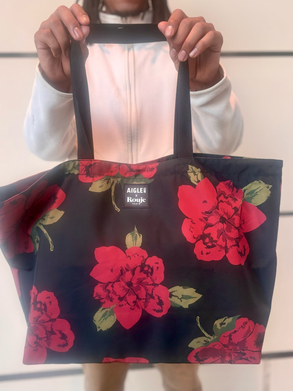 グリーン系のマウンテンパーカー、ホワイト系のその他トップス、ホワイト系のTシャツ/カットソーを着用したメンズの秋コーディネートの9枚目の写真