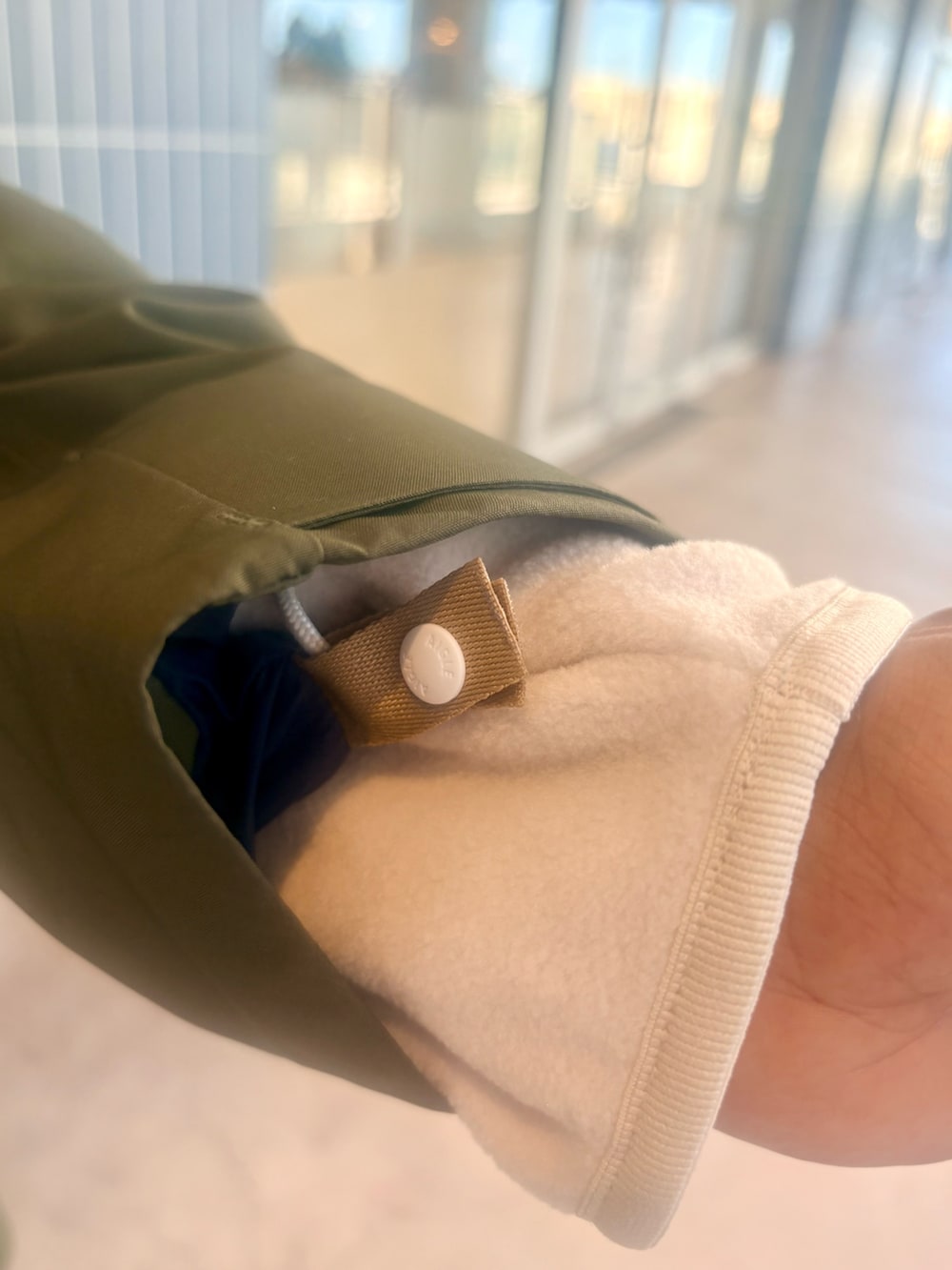 グリーン系のマウンテンパーカー、ホワイト系のその他トップス、ホワイト系のTシャツ/カットソーを着用したメンズの秋コーディネートの6枚目の写真