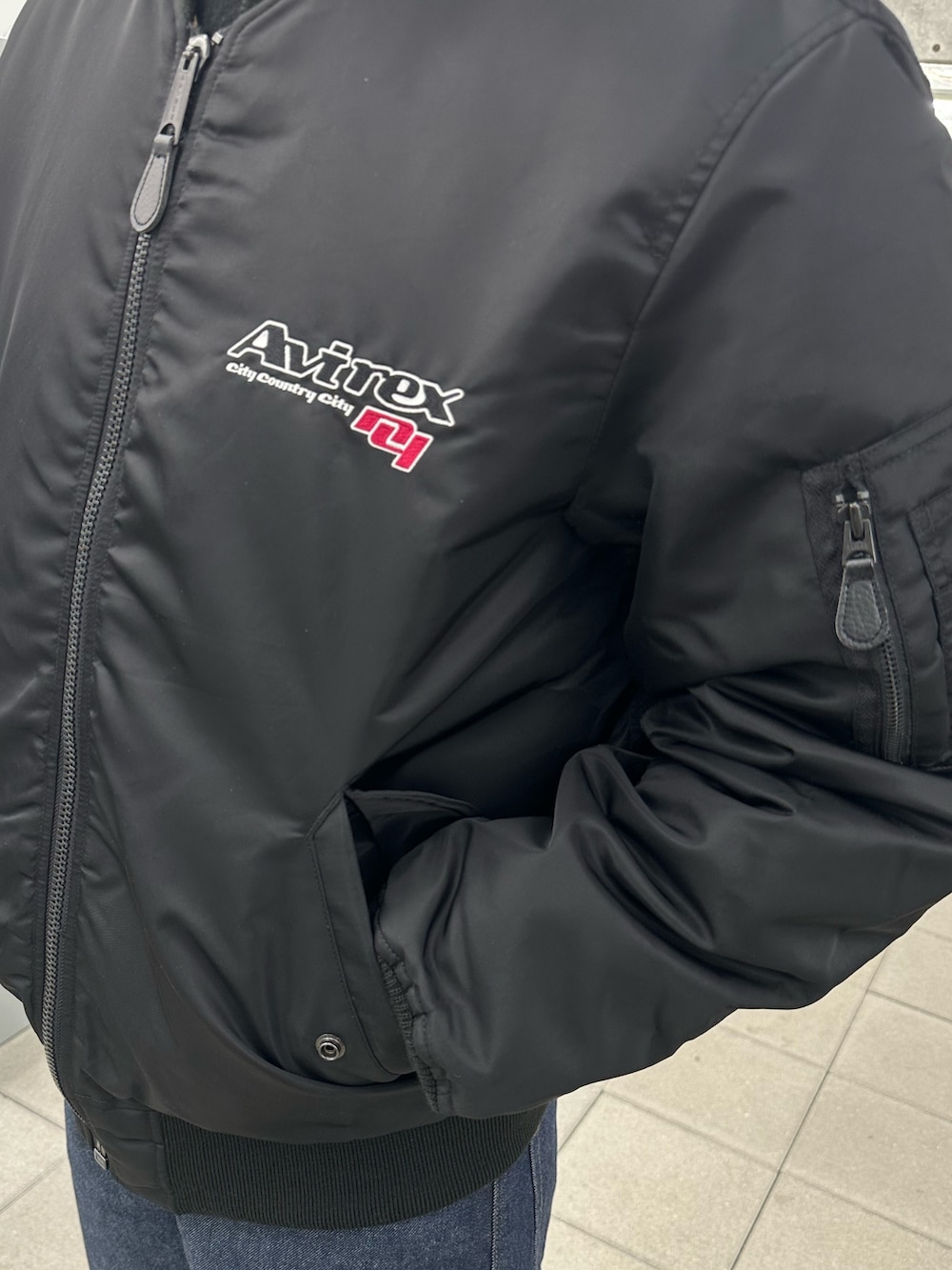 ブラック系のMA-1、ブルー系のデニムパンツを着用したメンズの冬コーディネートの4枚目の写真