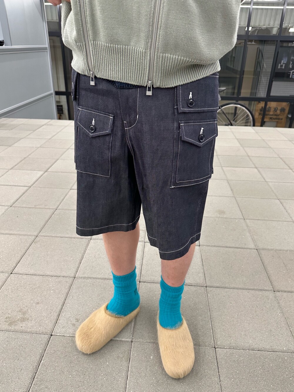 ブルー系のその他パンツ、グレー系のニット/セーターを着用したメンズの春コーディネートの4枚目の写真