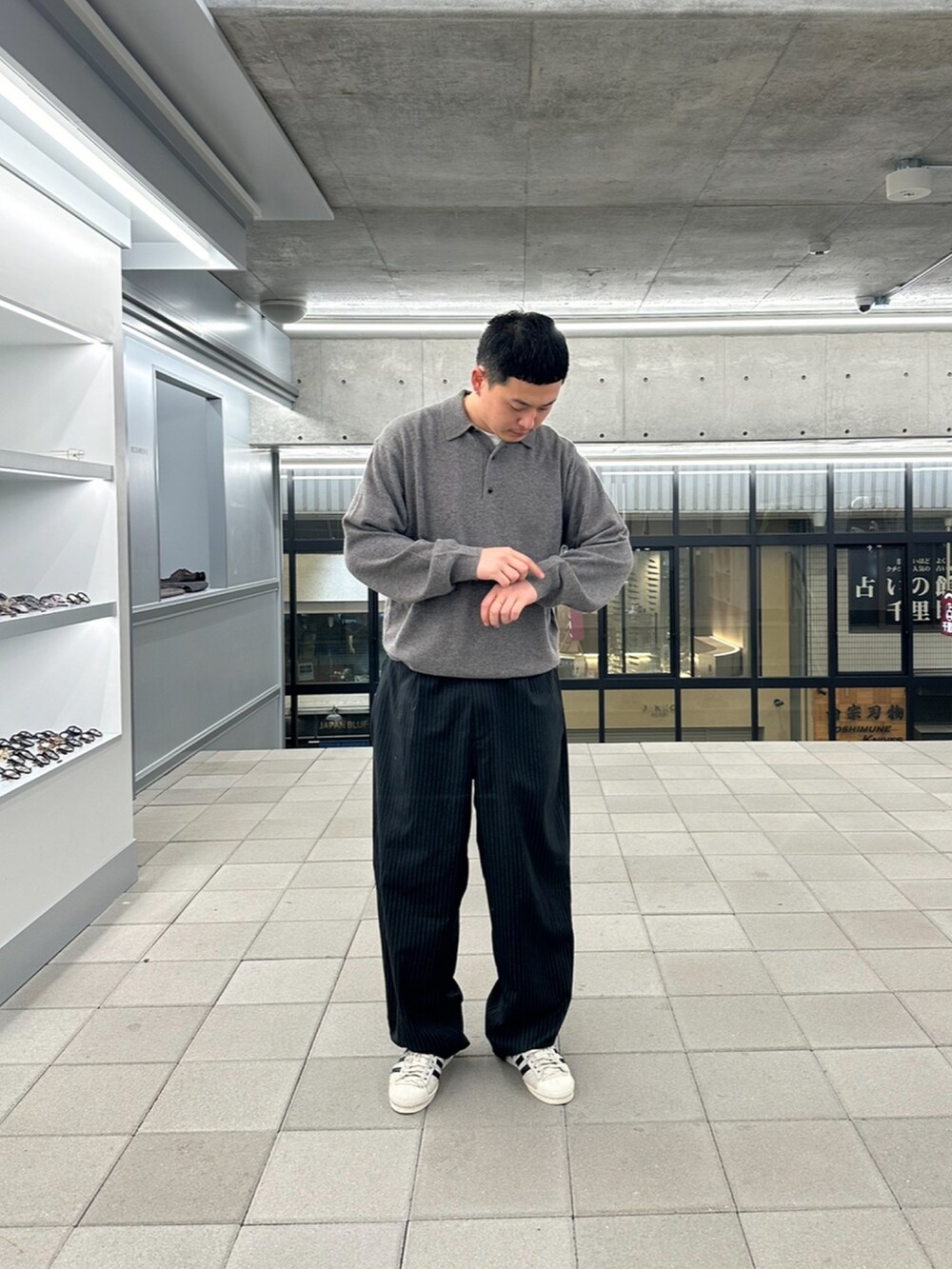 ベージュ系のニット/セーターを着用したメンズの秋コーディネートの2枚目の写真