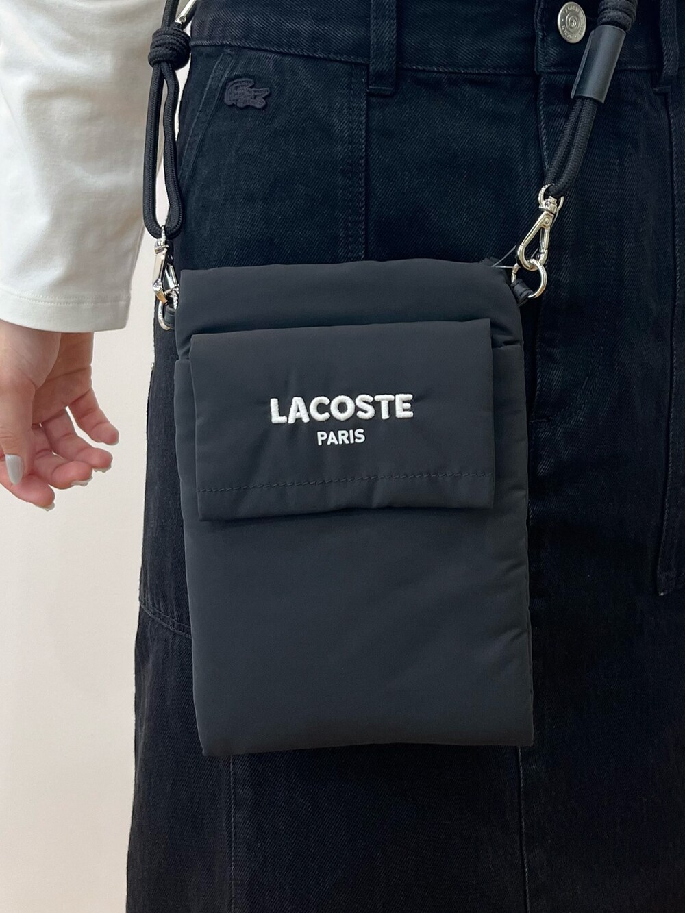 ホワイト系のTシャツ/カットソー、レッド系のポロシャツ、ホワイト系のスニーカーを着用したレディースの秋コーディネートの5枚目の写真