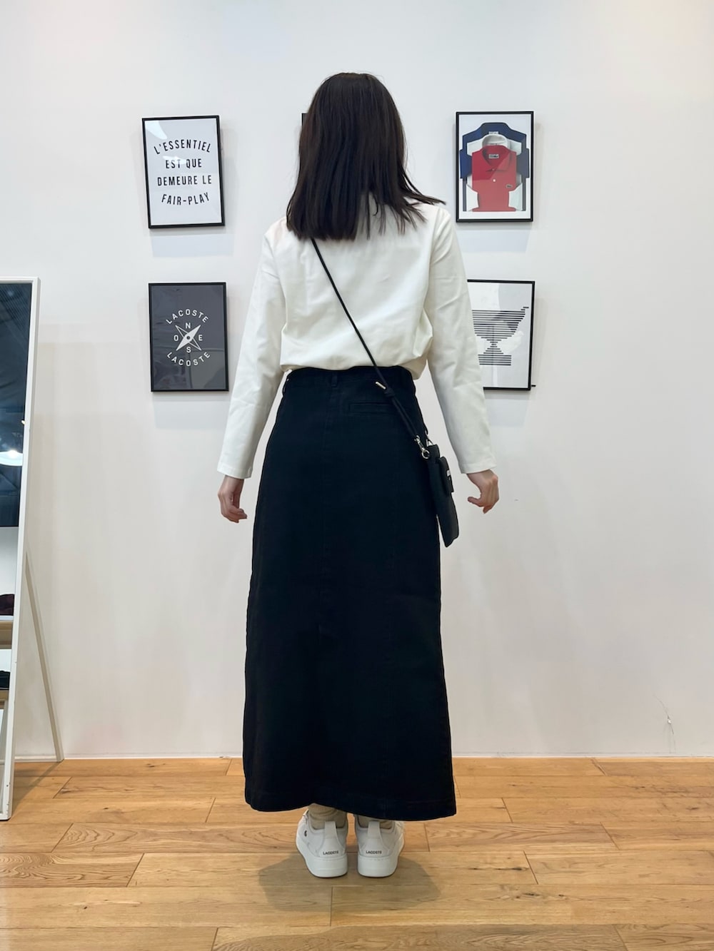 ホワイト系のTシャツ/カットソー、レッド系のポロシャツ、ホワイト系のスニーカーを着用したレディースの秋コーディネートの3枚目の写真