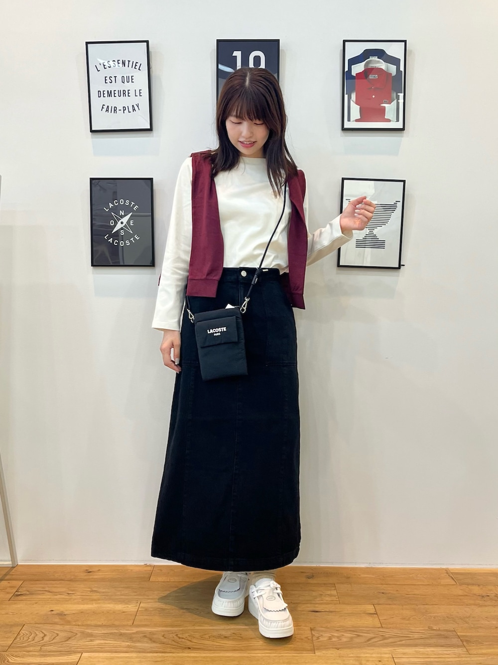 ホワイト系のTシャツ/カットソー、レッド系のポロシャツ、ホワイト系のスニーカーを着用したレディースの秋コーディネートの2枚目の写真