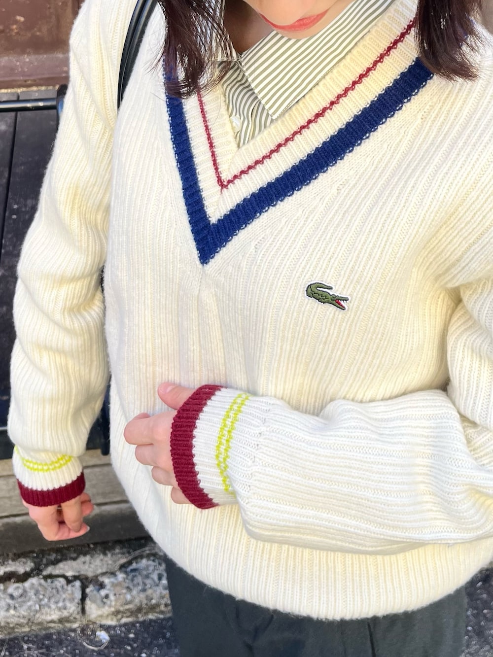 ホワイト系のチェスターコート、ブラック系のショルダーバッグ、グリーン系のその他パンツを着用したレディースの春コーディネートの4枚目の写真