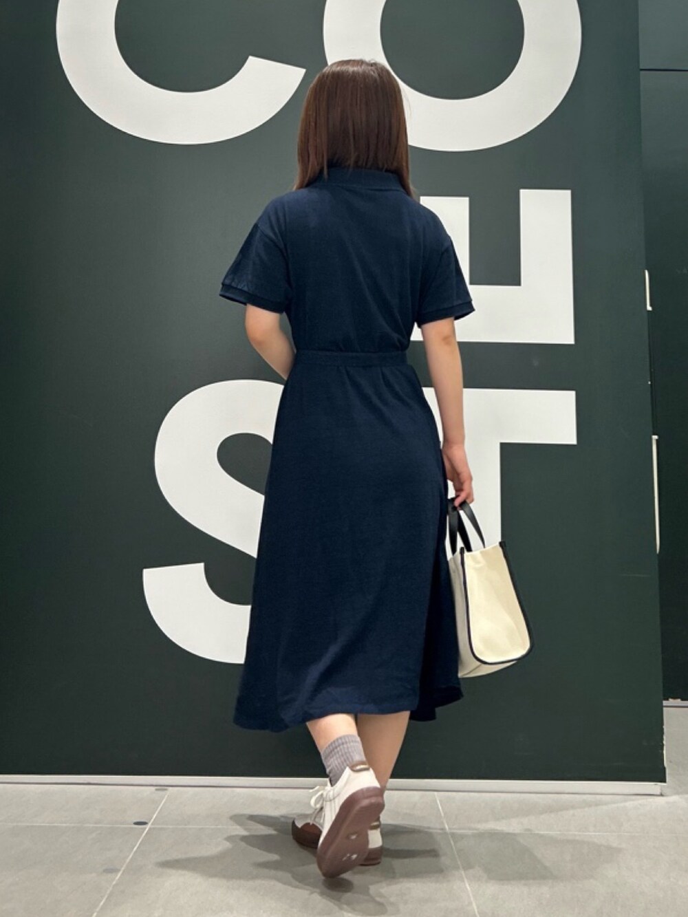 「LACOSTEのインディゴ 鹿の子ポロドレス マキシ丈ワンピース フレア Iライン（シャツワンピース、ブルー系）」を使った、Uiさん（骨格ウェーブ・レディース・153cm）の春コーディネートの4枚目の写真
