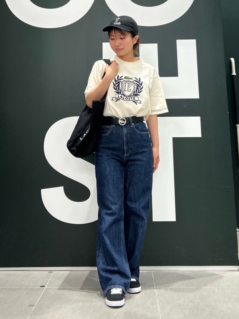 「LACOSTEのウィメンズ BASESHOT 223 1 SFA（スニーカー、ブラック系）」を使った、Uiさん（骨格ウェーブ・レディース・153cm）の夏コーディネートの2枚目の写真