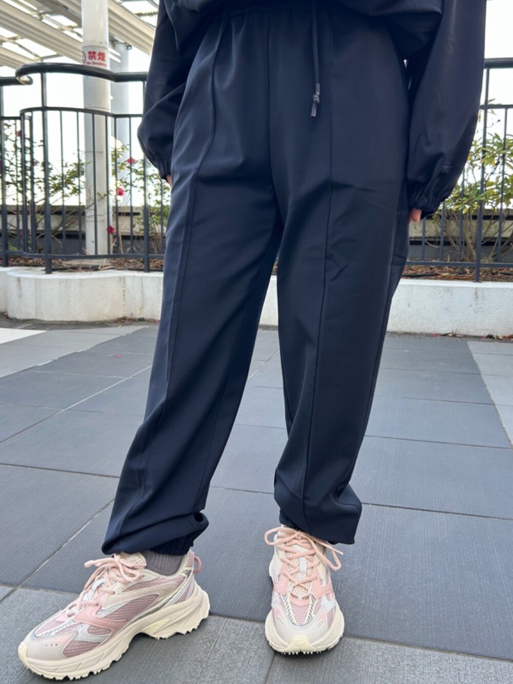 「セットアップ、スニーカー、スニーカー好きと繋がりたい」｜「LACOSTEのウールブレンド フランネルアノラックパーカー（パーカー、ブルー系）」を使った、Uiさん（骨格ウェーブ・レディース・153cm）の春コーディネートの4枚目の写真