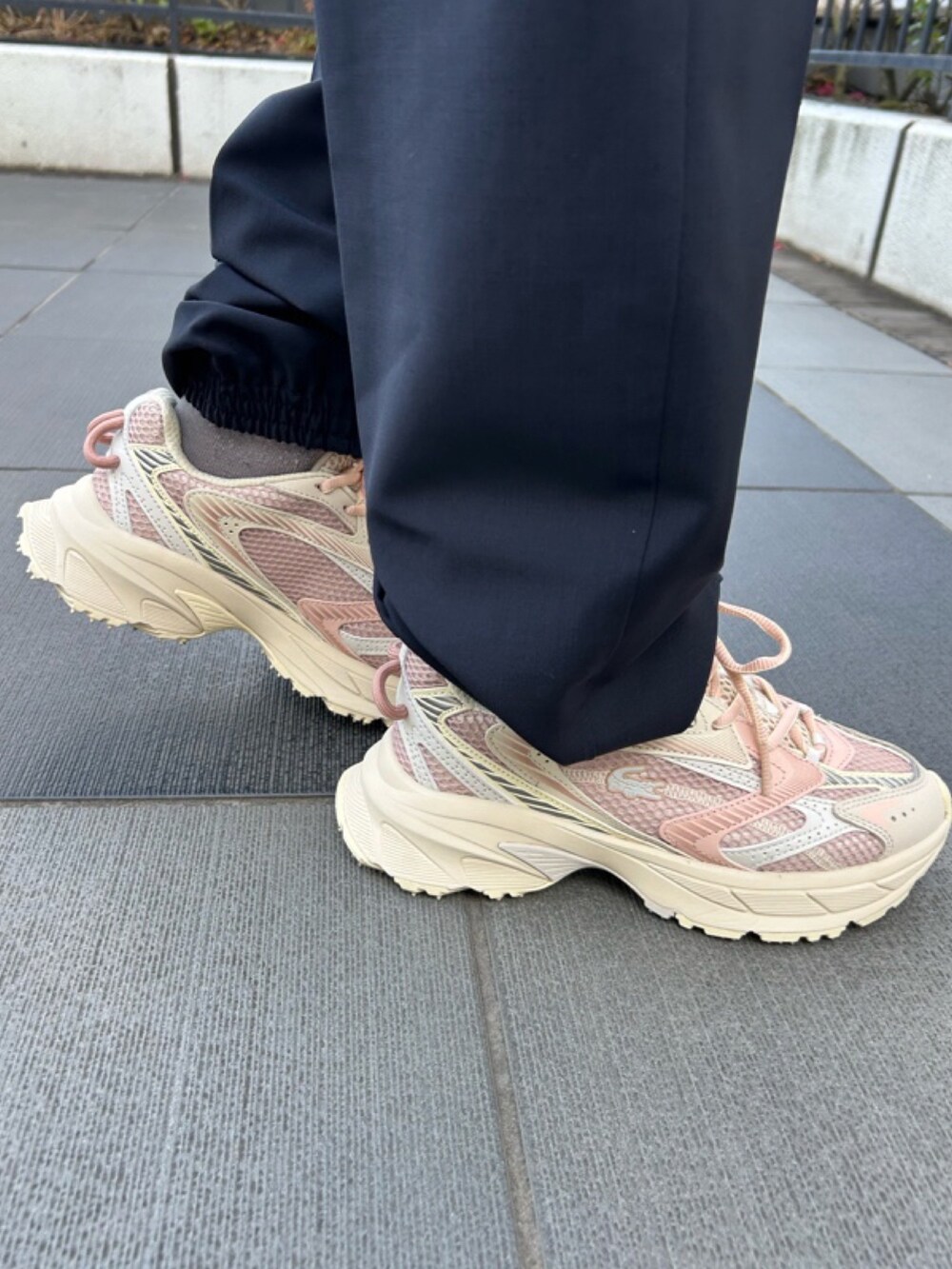 「セットアップ、スニーカー、スニーカー好きと繋がりたい」｜「LACOSTEのウールブレンド フランネルアノラックパーカー（パーカー、ブルー系）」を使った、Uiさん（骨格ウェーブ・レディース・153cm）の春コーディネートの5枚目の写真