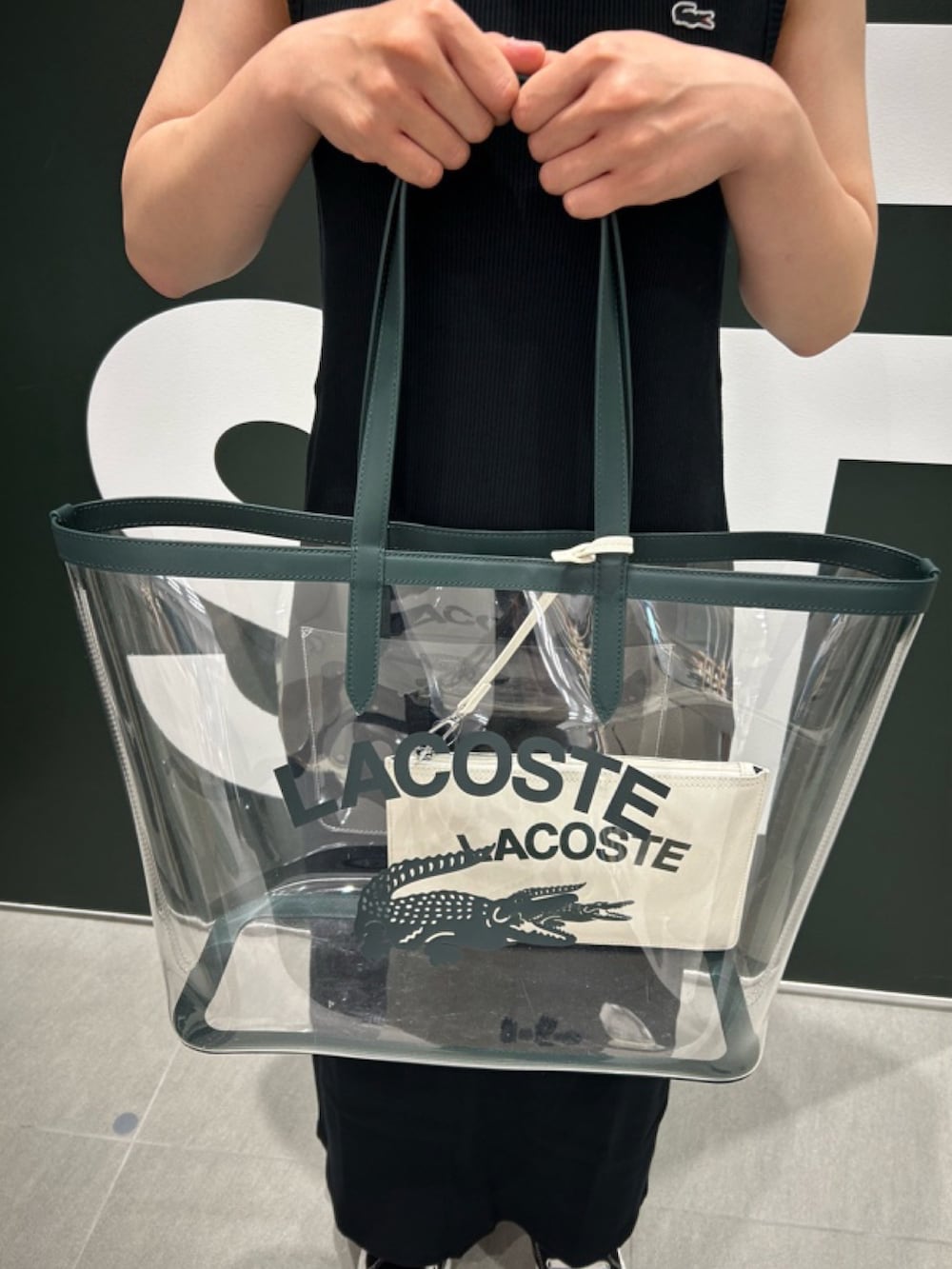 「ワンピース、シャツコーデ、トートバッグ、クリアバッグ、スニーカー、サマーコーデ、ビーチスタイル」｜「LACOSTEのノースリーブ ロングリブニットドレス / リブニットワンピース（ワンピース、ブラック系）」を使った、Uiさん（骨格ウェーブ・レディース・153cm）の春コーディネートの6枚目の写真