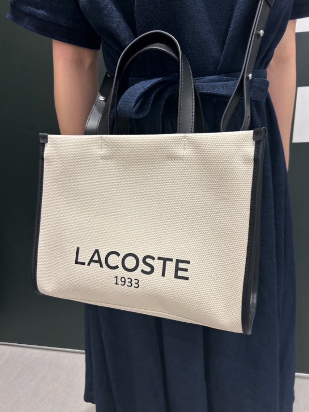 「LACOSTEのインディゴ 鹿の子ポロドレス マキシ丈ワンピース フレア Iライン（シャツワンピース、ブルー系）」を使った、Uiさん（骨格ウェーブ・レディース・153cm）の春コーディネートの6枚目の写真