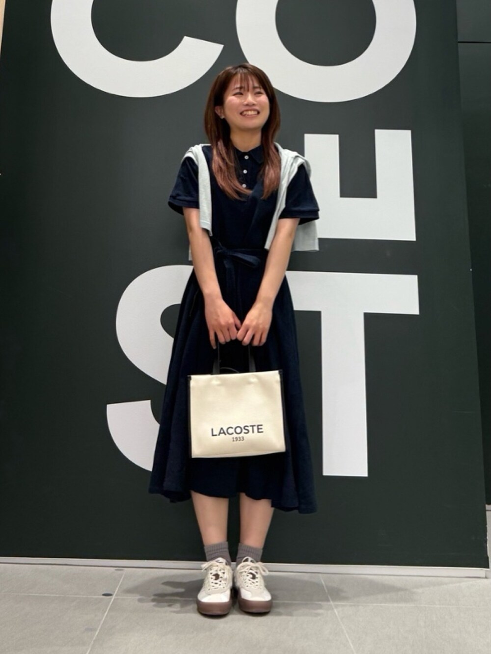 「LACOSTEのインディゴ 鹿の子ポロドレス マキシ丈ワンピース フレア Iライン（シャツワンピース、ブルー系）」を使った、Uiさん（骨格ウェーブ・レディース・153cm）の春コーディネートの2枚目の写真