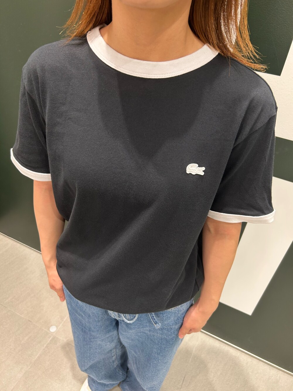 ブラック系のTシャツ/カットソー、ブルー系のデニムパンツを着用したレディースの夏コーディネートの4枚目の写真