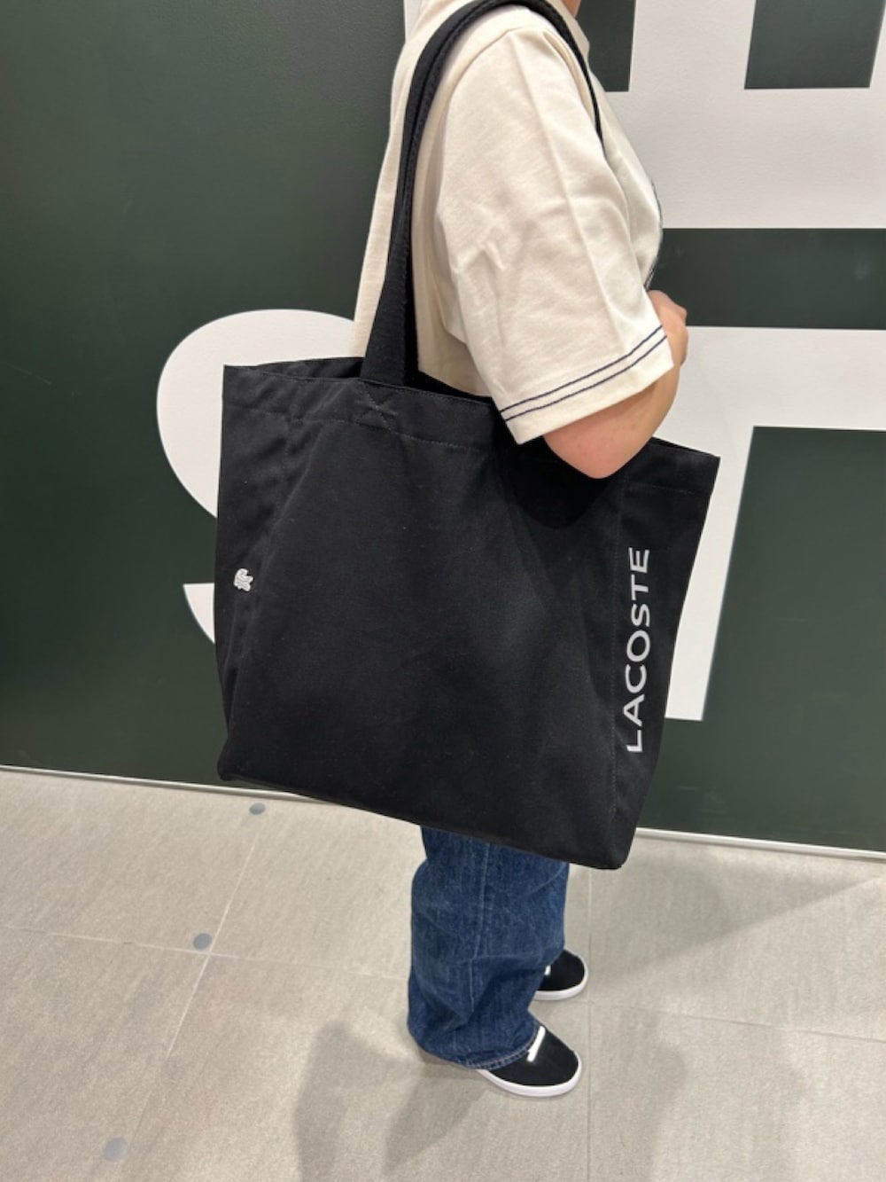 「LACOSTEのウィメンズ BASESHOT 223 1 SFA（スニーカー、ブラック系）」を使った、Uiさん（骨格ウェーブ・レディース・153cm）の夏コーディネートの6枚目の写真