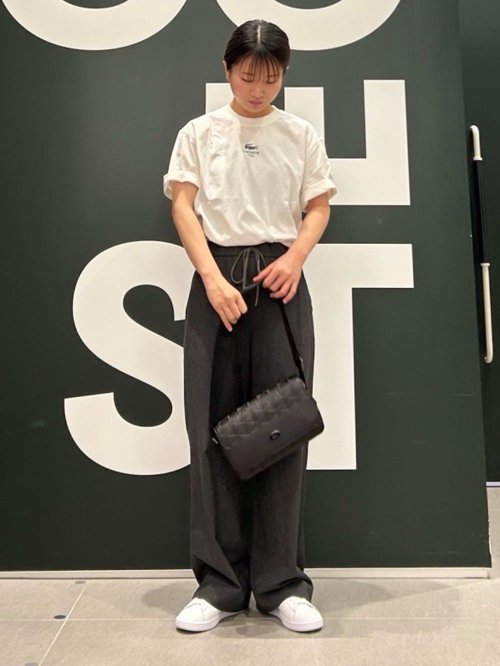 「Tシャツ、スニーカー、レザーバッグ、夏コーデ」｜「LACOSTEのモノグラム スプリットレザーフラップクローズサッチェルバッグ / ショルダーバッグ（ショルダーバッグ、ブラック系）」を使った、Uiさん（骨格ウェーブ・レディース・153cm）の夏コーディネートの3枚目の写真