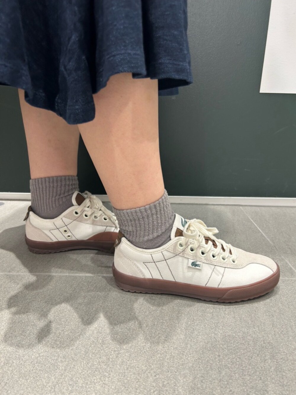 「LACOSTEのインディゴ 鹿の子ポロドレス マキシ丈ワンピース フレア Iライン（シャツワンピース、ブルー系）」を使った、Uiさん（骨格ウェーブ・レディース・153cm）の春コーディネートの7枚目の写真