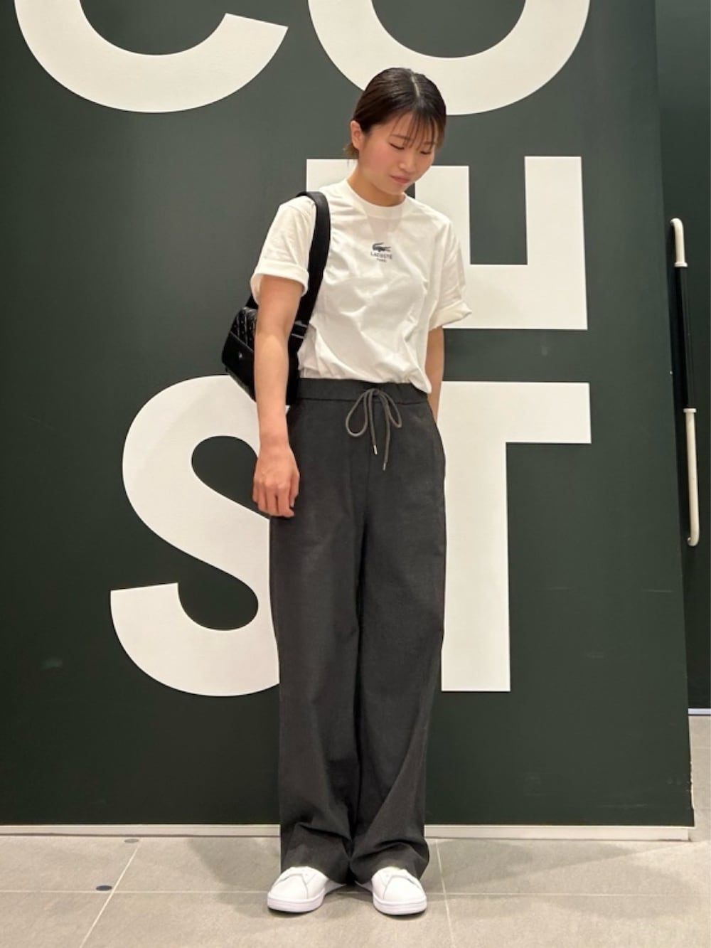 「Tシャツ、スニーカー、レザーバッグ、夏コーデ」｜「LACOSTEのモノグラム スプリットレザーフラップクローズサッチェルバッグ / ショルダーバッグ（ショルダーバッグ、ブラック系）」を使った、Uiさん（骨格ウェーブ・レディース・153cm）の夏コーディネートの2枚目の写真