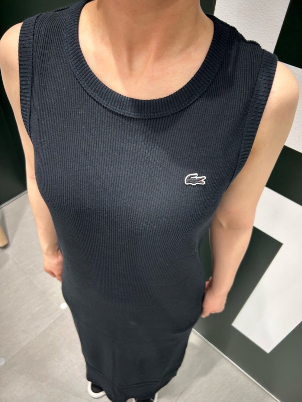「ワンピース、シャツコーデ、トートバッグ、クリアバッグ、スニーカー、サマーコーデ、ビーチスタイル」｜「LACOSTEのノースリーブ ロングリブニットドレス / リブニットワンピース（ワンピース、ブラック系）」を使った、Uiさん（骨格ウェーブ・レディース・153cm）の春コーディネートの5枚目の写真