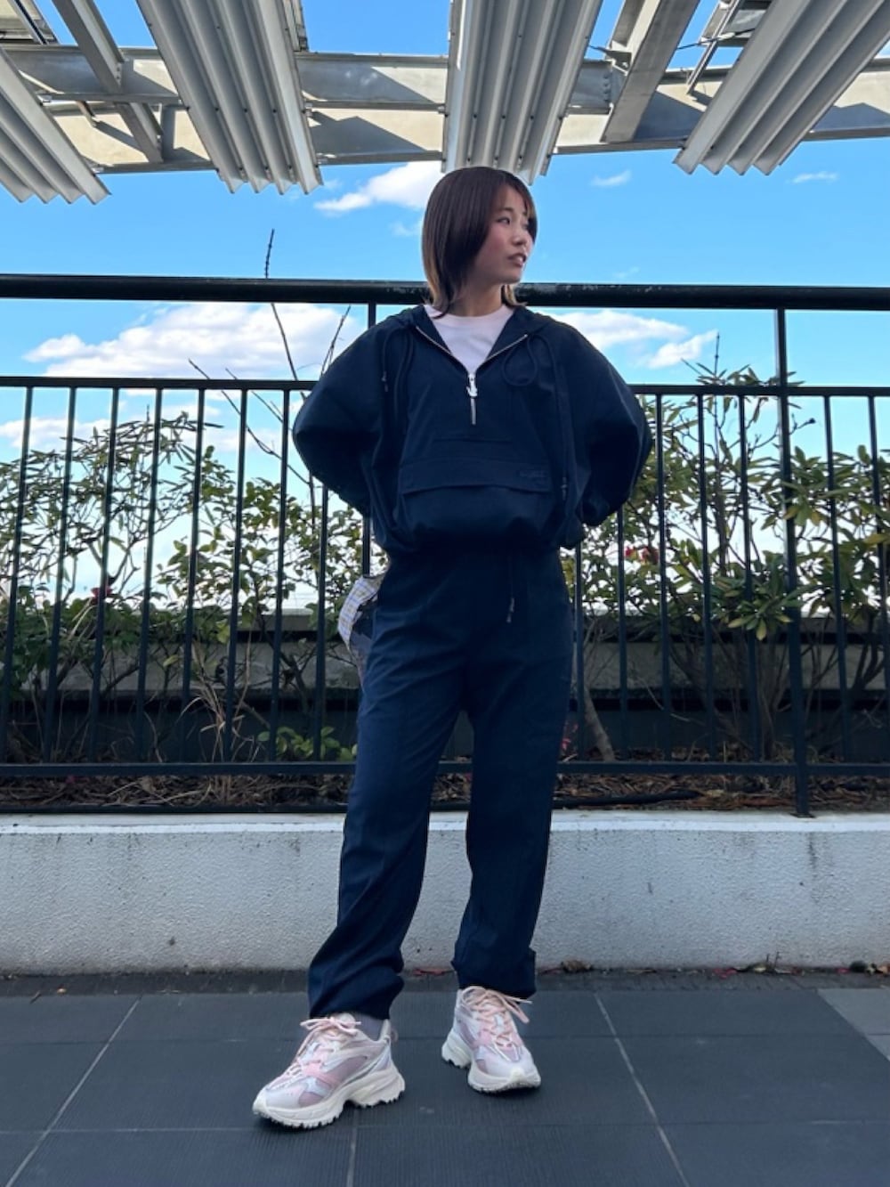 「セットアップ、スニーカー、スニーカー好きと繋がりたい」｜「LACOSTEのウールブレンド フランネルアノラックパーカー（パーカー、ブルー系）」を使った、Uiさん（骨格ウェーブ・レディース・153cm）の春コーディネートの2枚目の写真